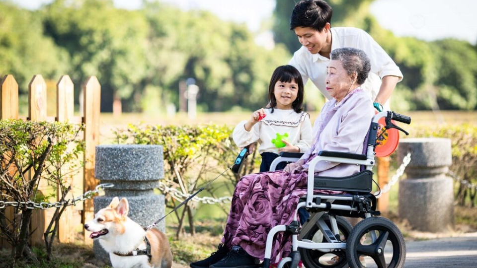 Chọn Xe Lăn Cho Người Cao Tuổi: Cần Lưu Ý Những Gì?